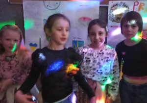 Grupa uczniów z klas młodszych na zabawie andrzejkowej
