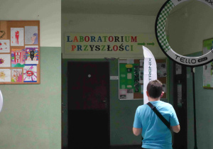 Uczniowie lecą dronem i pokonują tor przeszkód