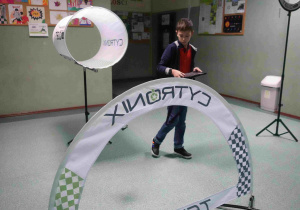 Uczniowie lecą dronem i pokonują tor przeszkód