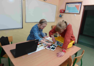 Uczennica klasy 4a na zajęciach z robotyki z rodzicem
