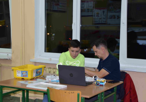 Uczeń klasy 7a na zajęciach z robotyki z rodzicem