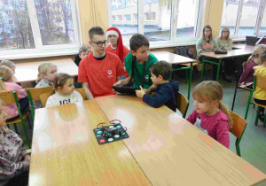 Przedszkolaki uczą się obsługi drona