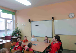 Przedszkolaki uczą się obsługi drona