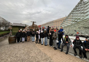 Uczestnicy wycieczki przed wejściem na Jarmark Świąteczny