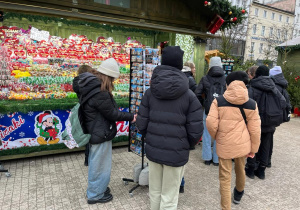 Uczestnicy wycieczki przed wejściem na Jarmark Świąteczny