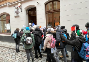 Grupa uczestników wycieczki wchodzi do Muzeum Pyry