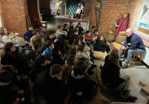 Klasa 6a i 6c słucha opowieści o pochodzeniu ziemniaków, jego rodzajach, roli w historii i znaczeniu w gospodarstwach domowych.