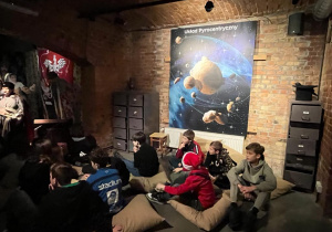 Klasa 6a i 6c słucha opowieści o pochodzeniu ziemniaków, jego rodzajach, roli w historii i znaczeniu w gospodarstwach domowych.