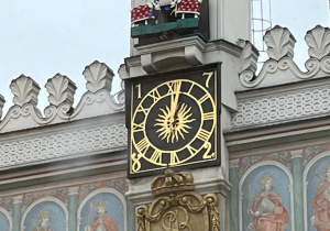 Trykające się poznańskie koziołki na wieży poznańskiego Ratusza