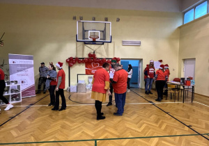 Wolontariusze i koordynatorzy Szlachetnej Paczki na sali gimnastycznej w Zespole Szkół Rzemiosła. im. Jana Kilińskiego w Łodzi