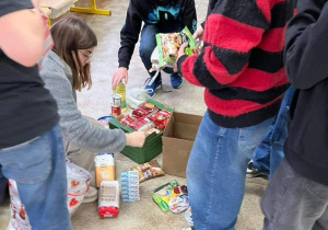 Uczniowie z klasy 8b pomagają w przygotowaniu paczek