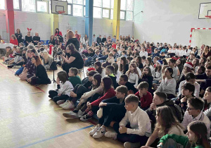 Publiczność zgromadzona na sali gimnastycznej podczas Jasełek.