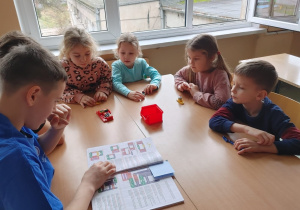 Uczniowie z klas szóstych i siódmych pomagają przedszkolakom w tworzeniu robota Lego Spike.