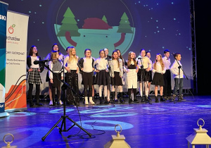 Chór Szkoły Podstawowej nr 137 w Łodzi podczas występu na scenie w Miejskim Centrum Kultury PGE Giganty Mocy w Bełchatowie.