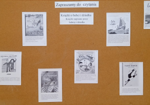 Zdjęcie przedstawia czarno - białe kserokopie okładek książek , których bohaterami są babcia i dziadek. Pośrodku tablicy widnieje napis – Zapraszamy do czytania. Poniżej napis - Książki o babci i dziadku. Książki napisane przez babcię i dziadka.