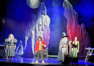 Grupa aktorów podczas trwającego przedstawienia Hobbit w Teatrze Jaracza w Łodzi.