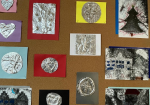 Prace uczniów uczęszczających na koło plastyczne wykonane z zastosowaniem folii aluminiowej oraz w technice graficznej - kalkografii.