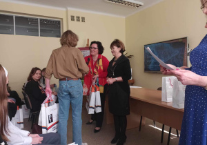 Organizatorzy konkursu wręczają uczniowi klasy 8b dyplom i nagrodę za zajęcie I miejsca w etapie rejonowym konkursu historycznego.