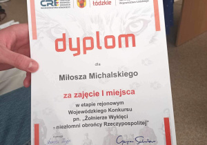 Dyplom ucznia klasy 8b, Miłosza Michalskiego za zajęcie I miejsca w etapie rejonowym Wojewódzkiego Konkursu pn. „Żołnierze wyklęci-niezłomni obrońcy Rzeczypospolitej”.