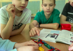 Przedszkolaki podczas wykonywania eksperymentów w Laboratorium Przyszłości.
