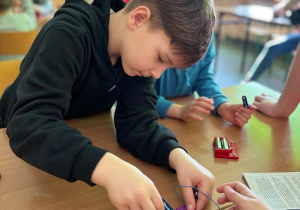 Przedszkolaki podczas wykonywania eksperymentów w Laboratorium Przyszłości.