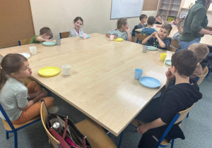 W oczekiwaniu na poczęstunek, na degustację oponek