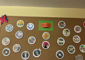 Kompozycje rytmiczne wykonane przez uczniów klas piątych z zastosowaniem płyt CD i plasteliny, zawieszone na tablicy w budynku A.