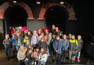 Uczniowie klasy 4c z aktorami Teatru Impro
