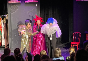 Występ aktorów Teatru Impro podczas spektaklu Wymyślanka