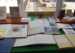 Wystawa szkolna poświęcona życiu i twórczości profesora Aleksandra Kamińskiego