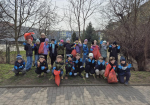 Klasa 2a z wychowawcą w trakcie Galantego Sprzątania