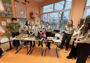 Harcerze opowiadają podczas Dnia Otwartego o swojej działalności