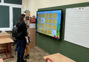 Goście zwiedzają pracownie i biorą udział w interaktywnych zabawach