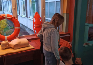 Pierwsza pomoc i przedstawiciele szkolnego koła WOPR