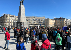 Uczestnicy marszu z łódzkich szkół podstawowych gromadzą się na placu Wolności