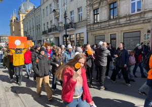 Uczniowie z łódzkich szkół podstawowych podczas marszu przeciwko hejtowi i mowie nienawiści