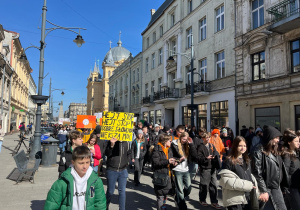 Uczniowie z łódzkich szkół podstawowych podczas marszu przeciwko hejtowi i mowie nienawiści