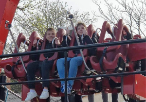 Uczniowie korzystają z atrakcji w Parku Rozrywki Prater w Wiedniu