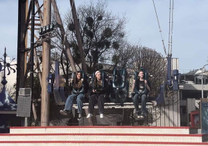 Uczniowie korzystają z atrakcji w Parku Rozrywki Prater w Wiedniu