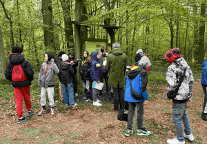 Zajęcia przyrodnicze w Łagiewnikach – sposoby wyznaczania kierunków w terenie.