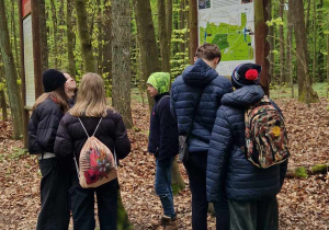 Zajęcia przyrodnicze w Łagiewnikach – sposoby wyznaczania kierunków w terenie.