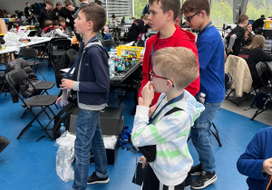 Grupa uczestników konkursu GG Robot w Centrum Wystawienniczo -Kongresowym G2A Arena w Jasionce.