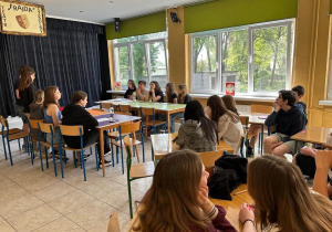 Uczniowie klasy 8b i klasy 8c podczas debaty na temat zmian klimatycznych.