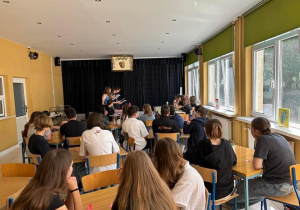 Uczniowie klasy 8b i klasy 8c podczas debaty na temat zmian klimatycznych.