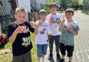 Grupa chłopców z klasy 5b z lodami truskawkowymi przygotowanymi podczas warsztatów