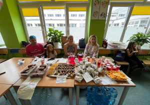 Punkty gastronomiczne w szkole podczas pikniku – ciasta, lemoniady, owoce, przekąski