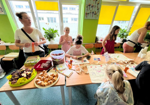 Punkty gastronomiczne w szkole podczas pikniku – ciasta, lemoniady, owoce, przekąski