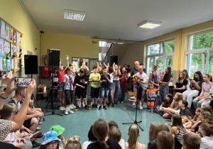Występ finalistów konkursu piosenki harcerskiej z klasy 6b