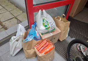Paczki ze słodyczami, produktami higieny osobistej, kubkami przekazane dzieciom z ulicy Wygodnej 20 w Łodzi