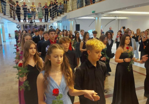 Ósmoklasiści tańczą poloneza